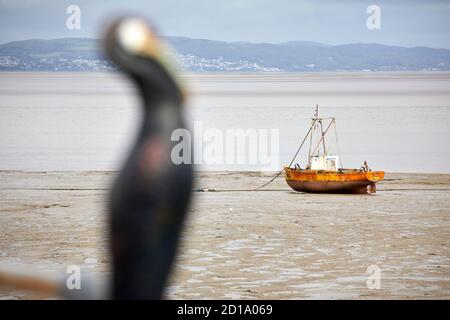 Morecambe Bay Lancashire, un petit bateau coincé sur la plage de sable avec le lié Banque D'Images