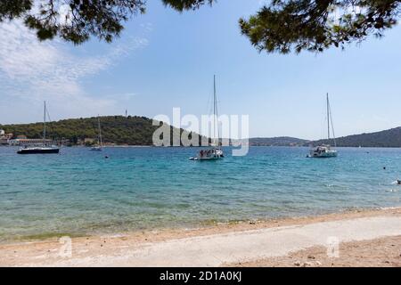 Rogoznica/ Croatie-14 août 2020 : magnifique baie bleue de Rogoznica, petite ville de pêche sur la côte Adriatique, entourée de merveilleux pins à feuilles persistantes Banque D'Images