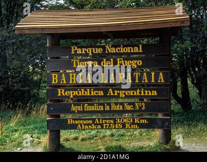 Panneau en Argentine marquant la fin de la route panaméricaine et du parc national de la Tierra del Fuego. Banque D'Images