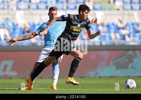 Sergej Milinkovic Savic du Latium (L) vies pour la balle Avec Alessandro Bastoni d'Internazionale (R) pendant le championnat italien Série UN football Banque D'Images