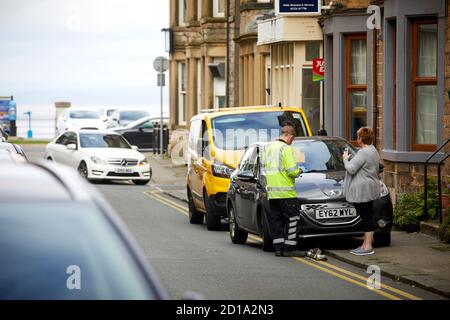 Morecambe Bay Lancashire la panne AA récupérer aider le conducteur D'une voiture Peugeot en panne Banque D'Images