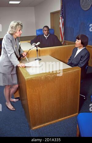 Avocate questions procureur juge noir avec témoin d'Asie à la recherche sur Banque D'Images