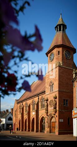 Sandbach marché ville Cheshire, Angleterre, hôtel de marché et hôtel de ville bâtiment en brique rouge conçu par Thomas Bower dans le style gothique de renouveau Grade II Banque D'Images