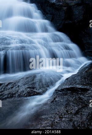 Cascade d'eau au-dessus de Triple Falls dans la forêt récréative de l'État de DuPont, au sud d'Asheville, en Caroline du Nord Banque D'Images