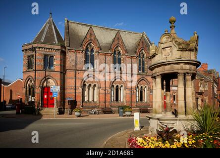 Sandbach Cheshire, l'Institut littéraire a conçu George Gilbert Scott style de renouveau gothique classé Grade II et Grade II classé Drinking Fountain de Banque D'Images