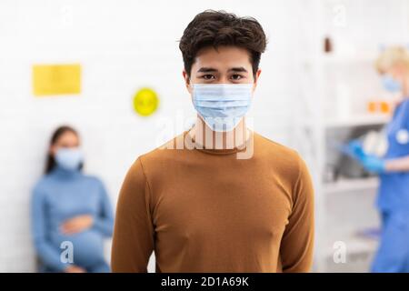 Patient chinois masculin infecté par l'infection Covid-19 debout à l'hôpital Banque D'Images