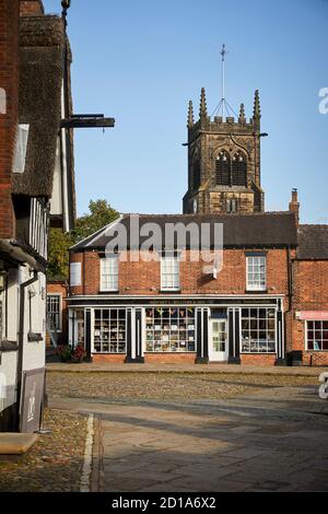 Marché de Sandbach Cheshire, Angleterre, les pavés avec l'église Sainte Marie Banque D'Images