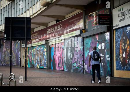 Le graffiti de Birmingham dans le centre-ville couvre les rues hautes abandonnées magasins Banque D'Images