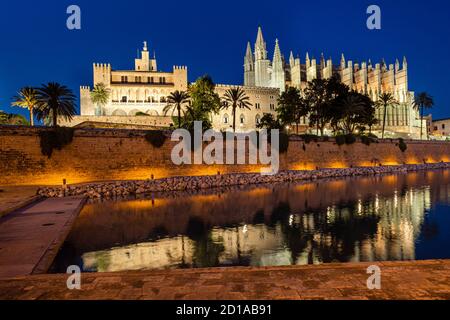 Cathédrale et la Almudaina, Alcazar royal de la ville de Palma de Majorque, Iles Baléares, Espagne Banque D'Images