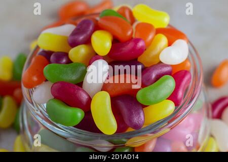 Jelly haricots colorés dans un pot Banque D'Images
