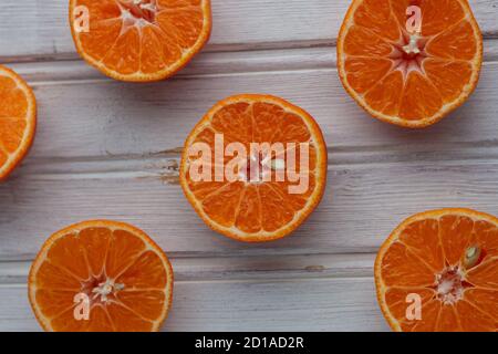 Demi-morceaux de mandarine sur une surface plane. Banque D'Images