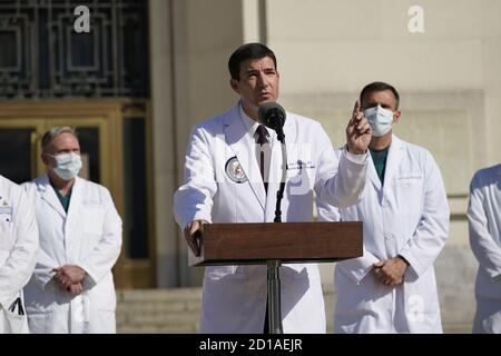 Bethesda, États-Unis. 05e octobre 2020. Le CDR Sean Conley, MD, s'adresse aux médias sur la condition du Président des États-Unis Donald J. Trump au Walter Reed Medical Center le 5 octobre 2020 à Bethesda, MD. Le Président est en traitement pour la COVID-19 et devrait quitter Walter Reed aujourd'hui à 6:30. Photo de Chris Kleponis/UPI crédit: UPI/Alay Live News Banque D'Images