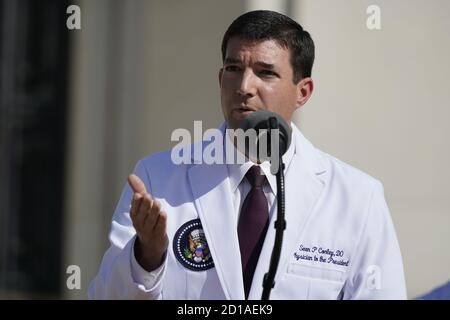 Bethesda, États-Unis. 05e octobre 2020. Le CDR Sean Conley, MD, s'adresse aux médias sur la condition du Président des États-Unis Donald J. Trump au Walter Reed Medical Center le 5 octobre 2020 à Bethesda, MD. Le Président est en traitement pour la COVID-19 et devrait quitter Walter Reed aujourd'hui à 6:30. Photo de Chris Kleponis/UPI crédit: UPI/Alay Live News Banque D'Images