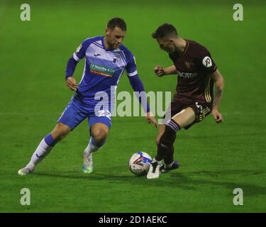 Barrow-in-Furness, Royaume-Uni. 5 octobre 2020. Jack Hindle de Barrow en action avec Olly Casey lors du match de Trophée EFL entre Barrow et Leeds United à la rue Holker, Barrow-in-Furness, le lundi 5 octobre 2020. (Credit: Mark Fletcher | MI News) Credit: MI News & Sport /Alay Live News Banque D'Images