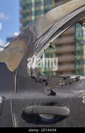 la ville a brûlé des voitures, quelques détails après un incendie dans l'un des quartiers de la ville Banque D'Images