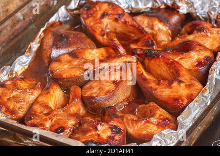 poisson rouge cuit dans une marinade de sauce teriyaki. Banque D'Images