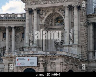 VIENNE, AUTRICHE - 14 JUILLET 2019 : façade avant Bibliothèque nationale autrichienne à la Hofburg avec panneau Banque D'Images