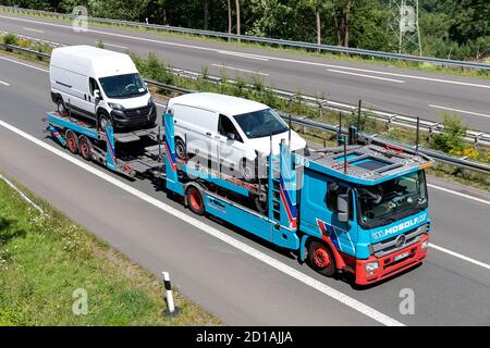 Mosolf Mercedes-Benz Actros camion porte-véhicules sur autoroute. Banque D'Images