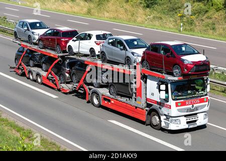 Chariot porte-voiture RETOS Renault sur autoroute. Banque D'Images