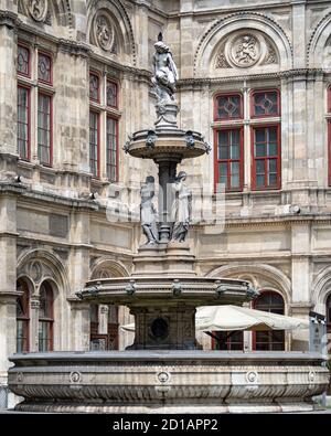 VIENNE, AUTRICHE - 14 JUILLET 2019 : fontaine à l'extérieur de l'Opéra national Banque D'Images