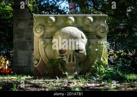 New York / Etats-Unis - octobre 3 20 2020: Crâne dans Elizabeth Street Garden à Nolita, Manhattan, New York Banque D'Images