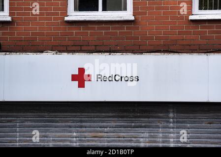 Derry, Irlande du Nord - 27 septembre 2020 : le panneau pour la boutique Redcross à Derry, Irlande du Nord. Banque D'Images