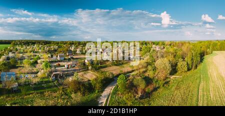 Campagne Paysage rural avec petit village, jardins et terrain vert au printemps, jour d'été. Vue en hauteur. Panorama Banque D'Images