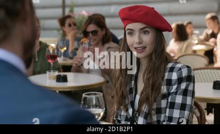 'Emily in Paris' (de gauche à droite) Lily Collins en tant qu'Emily dans l'épisode 103 de 'Emily in Paris'. Crédit : Netflix/The Hollywood Archive Banque D'Images