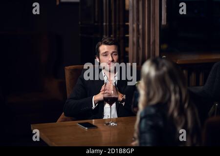 un gars et une fille sont arrivés à une première date dans un restaurant, assis à la table. Banque D'Images