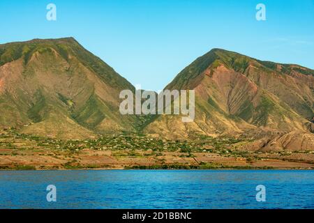 Maui, Hawaï. Vue spectaculaire sur Lahaina et les montagnes de l'ouest de Maui prises de l'océan pacifique. Banque D'Images