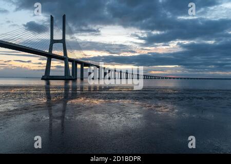 Pont de Lisbonne. Le pont Vasco da Gama est un beau point de repère et l'un des plus longs ponts du monde. Paysage urbain au lever du soleil. Le Portugal Banque D'Images