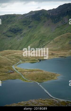 Snowdon Mountain East View surplombant le lac Llyn Llydaw en dessous de 2 de 8 Banque D'Images