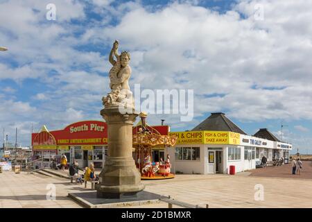 South Pier, Lowestoft front de mer avec la statue de Triton en premier plan. Lowestoft, Suffolk, Angleterre, Royaume-Uni. Banque D'Images