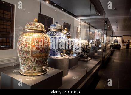 Istanbul. 2 octobre 2020. Photo prise le 2 octobre 2020 montre une exposition de porcelaine chinoise au Musée du Palais de Topkapi à Istanbul, Turquie. Une collection de près de 12,000 pièces de porcelaine chinoise est exposée au Musée du Palais de Topkapi, révélant une chronologie historique ininterrompue de l'évolution des porcellains chinois du XIIIe au XIXe siècle. Credit: Osman Orsal/Xinhua/Alay Live News Banque D'Images