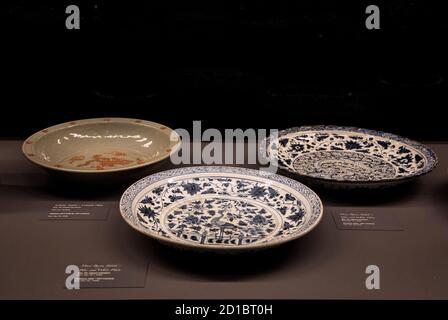 Istanbul. 2 octobre 2020. Photo prise le 2 octobre 2020 montre des assiettes en porcelaine lors d'une exposition de porcelaine chinoise au Musée du Palais de Topkapi à Istanbul, Turquie. Une collection de près de 12,000 pièces de porcelaine chinoise est exposée au Musée du Palais de Topkapi, révélant une chronologie historique ininterrompue de l'évolution des porcellains chinois du XIIIe au XIXe siècle. Credit: Osman Orsal/Xinhua/Alay Live News Banque D'Images