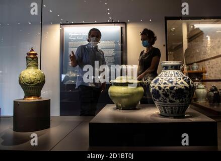 Istanbul, Turquie. 2 octobre 2020. Les visiteurs peuvent admirer des expositions lors d'une exposition de porcelaine chinoise au Musée du Palais de Topkapi à Istanbul, Turquie, le 2 octobre 2020. Une collection de près de 12,000 pièces de porcelaine chinoise est exposée au Musée du Palais de Topkapi, révélant une chronologie historique ininterrompue de l'évolution des porcellains chinois du XIIIe au XIXe siècle. Credit: Osman Orsal/Xinhua/Alay Live News Banque D'Images