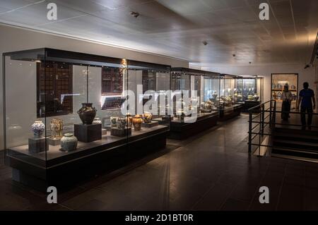 Istanbul. 2 octobre 2020. Photo prise le 2 octobre 2020 montre une exposition de porcelaine chinoise au Musée du Palais de Topkapi à Istanbul, Turquie. Une collection de près de 12,000 pièces de porcelaine chinoise est exposée au Musée du Palais de Topkapi, révélant une chronologie historique ininterrompue de l'évolution des porcellains chinois du XIIIe au XIXe siècle. Credit: Osman Orsal/Xinhua/Alay Live News Banque D'Images