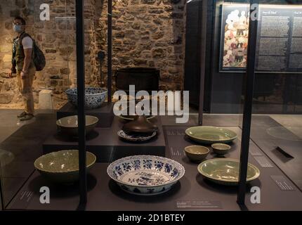 Istanbul. 2 octobre 2020. Photo prise le 2 octobre 2020 montre une exposition de porcelaine chinoise au Musée du Palais de Topkapi à Istanbul, Turquie. Une collection de près de 12,000 pièces de porcelaine chinoise est exposée au Musée du Palais de Topkapi, révélant une chronologie historique ininterrompue de l'évolution des porcellains chinois du XIIIe au XIXe siècle. Credit: Osman Orsal/Xinhua/Alay Live News Banque D'Images