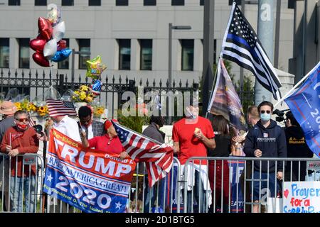 Bethesda, Maryland, États-Unis. 5 octobre 2020. Les partisans de Trump se réunissent à l'extérieur du Walter Reed National Military Medical Center à Bethesda Maryland. Crédit : Christopher Levy/ZUMA Wire/Alay Live News Banque D'Images