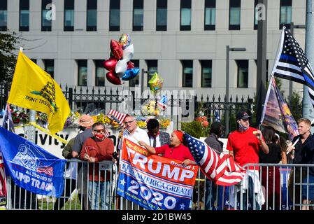 Bethesda, Maryland, États-Unis. 5 octobre 2020. Les partisans de Trump se réunissent à l'extérieur du Walter Reed National Military Medical Center à Bethesda Maryland. Crédit : Christopher Levy/ZUMA Wire/Alay Live News Banque D'Images