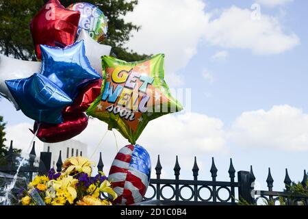 Bethesda, Maryland, États-Unis. 5 octobre 2020. Fleurs et ballons des partisans de Trump qui se sont rassemblés à l'extérieur du centre médical militaire national Walter Reed à Bethesda. Crédit : Christopher Levy/ZUMA Wire/Alay Live News Banque D'Images