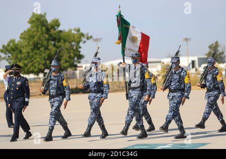 Escorte du drapeau du Mexique, lors de la cérémonie militaire pour la prise de la manifestation et du drapeau du C général de Ala P.A.D.E.M.A. Oscar Rene Rubio Sanchez commandant par intérim de la région aérienne du Nord-Ouest tenu à la base aérienne militaire no 18 le 5 octobre 2020 à Hermosillo, Mexique (© photo : LuisGutierrez / NortePhoto.com) Escotta de la Bandera de Mexico, durante la ceremonia militar por la toma de protesta y de bandera del C General de Ala P.A.D.E.M.A. Oscar Rene Rubio Sanchez comandante interino de la région Aerea Noroeste realizado base Aerea Militar nº18 el 5 octubre 2020 en Hermosillo, Mexic Banque D'Images