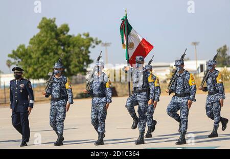 Escorte du drapeau du Mexique, lors de la cérémonie militaire pour la prise de la manifestation et du drapeau du C général de Ala P.A.D.E.M.A. Oscar Rene Rubio Sanchez commandant par intérim de la région aérienne du Nord-Ouest tenu à la base aérienne militaire no 18 le 5 octobre 2020 à Hermosillo, Mexique (© photo : LuisGutierrez / NortePhoto.com) Escotta de la Bandera de Mexico, durante la ceremonia militar por la toma de protesta y de bandera del C General de Ala P.A.D.E.M.A. Oscar Rene Rubio Sanchez comandante interino de la région Aerea Noroeste realizado base Aerea Militar nº18 el 5 octubre 2020 en Hermosillo, Mexic Banque D'Images