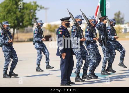 Escorte du drapeau du Mexique, lors de la cérémonie militaire pour la prise de la manifestation et du drapeau du C général de Ala P.A.D.E.M.A. Oscar Rene Rubio Sanchez commandant par intérim de la région aérienne du Nord-Ouest tenu à la base aérienne militaire no 18 le 5 octobre 2020 à Hermosillo, Mexique (© photo : LuisGutierrez / NortePhoto.com) Escotta de la Bandera de Mexico, durante la ceremonia militar por la toma de protesta y de bandera del C General de Ala P.A.D.E.M.A. Oscar Rene Rubio Sanchez comandante interino de la région Aerea Noroeste realizado base Aerea Militar nº18 el 5 octubre 2020 en Hermosillo, Mexic Banque D'Images
