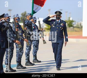 Rene Rubio général. Escorte du drapeau du Mexique, lors de la cérémonie militaire pour la prise de la manifestation et du drapeau du C général de Ala P.A.D.E.M.A. Oscar Rene Rubio Sanchez commandant par intérim de la région aérienne du Nord-Ouest tenu à la base aérienne militaire no 18 le 5 octobre 2020 à Hermosillo, Mexique (© photo : LuisGutierrez / NortePhoto.com) Escotta de la Bandera de Mexico, durante la ceremonia militar por la toma de protesta y de bandera del C General de Ala P.A.D.E.M.A. Oscar Rene Rubio Sanchez comandante interino de la région Aerea Noroeste realizado base Aerea Militar nº18 el 5 octubre 2020 Banque D'Images