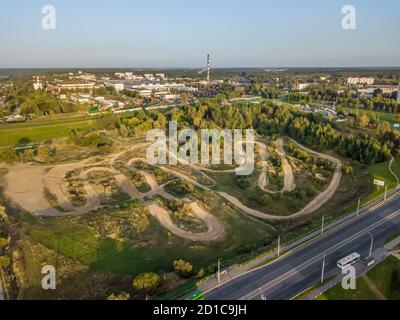 Vue de dessus d'un drone d'une piste de motocross à la périphérie de la ville, hors route sur une Sunny journée Banque D'Images