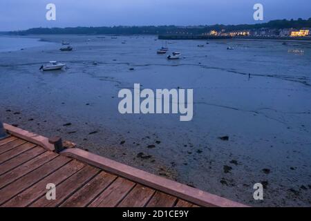 Cancale, France - 26 août 2019 : vue de nuit sur le front de mer de Cancale, ville sur la Baie du Mont Saint Michel, en Bretagne dans l'ouest de la France Banque D'Images