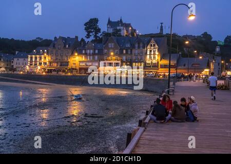 Cancale, France - 26 août 2019 : vue de nuit sur le front de mer de Cancale, ville sur la Baie du Mont Saint Michel, en Bretagne dans l'ouest de la France Banque D'Images