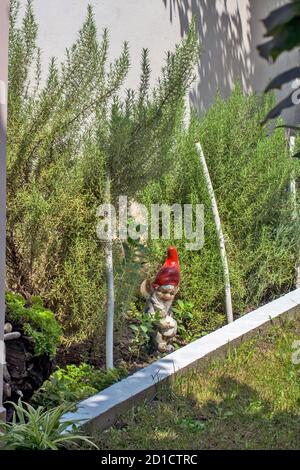 La belle et décorative figure d'un nain dans le jardin attire toujours l'attention. Banque D'Images