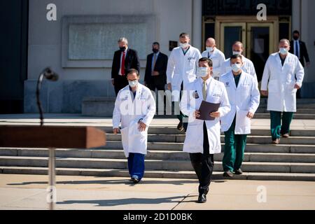 Médecin du président, le docteur Sean Conley, accompagné de membres de l'équipe médicale, se présente pour faire des remarques aux journalistes à l'extérieur du centre médical militaire national Walter Reed le 4 octobre 2020 à Bethesda, Maryland. Le test de Trump est positif pour le COVID-19 et est en cours de traitement à l'hôpital. Banque D'Images